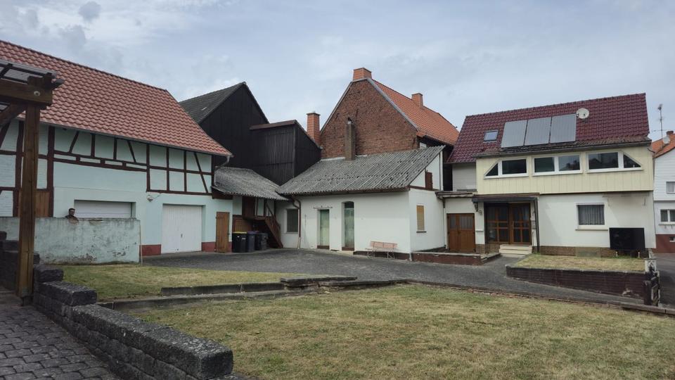 Thumbnail-Einfamilienhaus mit Nebengebäuden