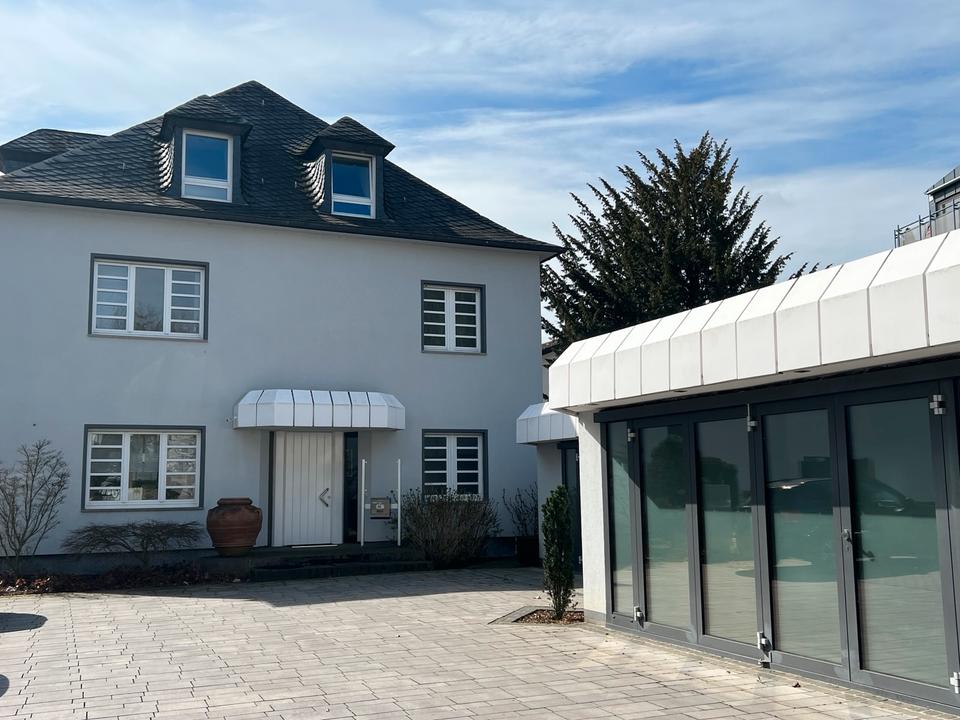 Thumbnail-klimatisierte Dachgeschoss-Wohnung mit Balkon in Altbauvilla