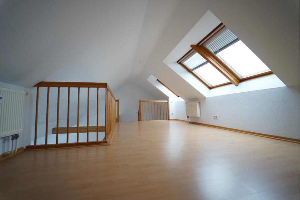 Thumbnail-II 2 - Raum Dachgeschoss Wohnung mit Galerie und EBK - ab sofort II