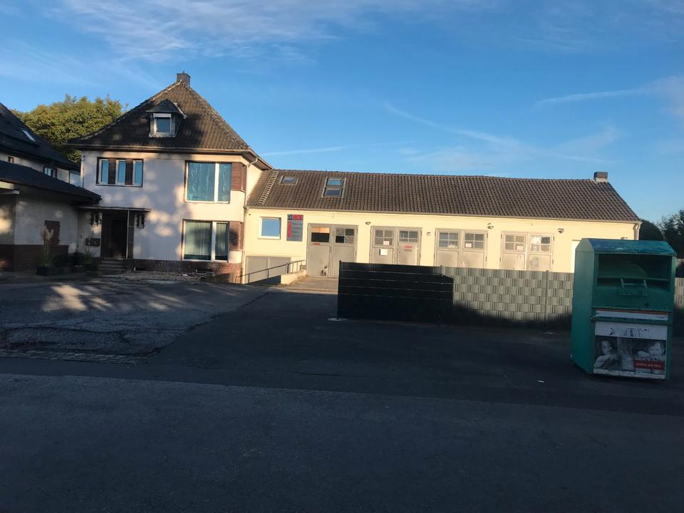 Thumbnail-Mehrfamilenhaus mitt Halle