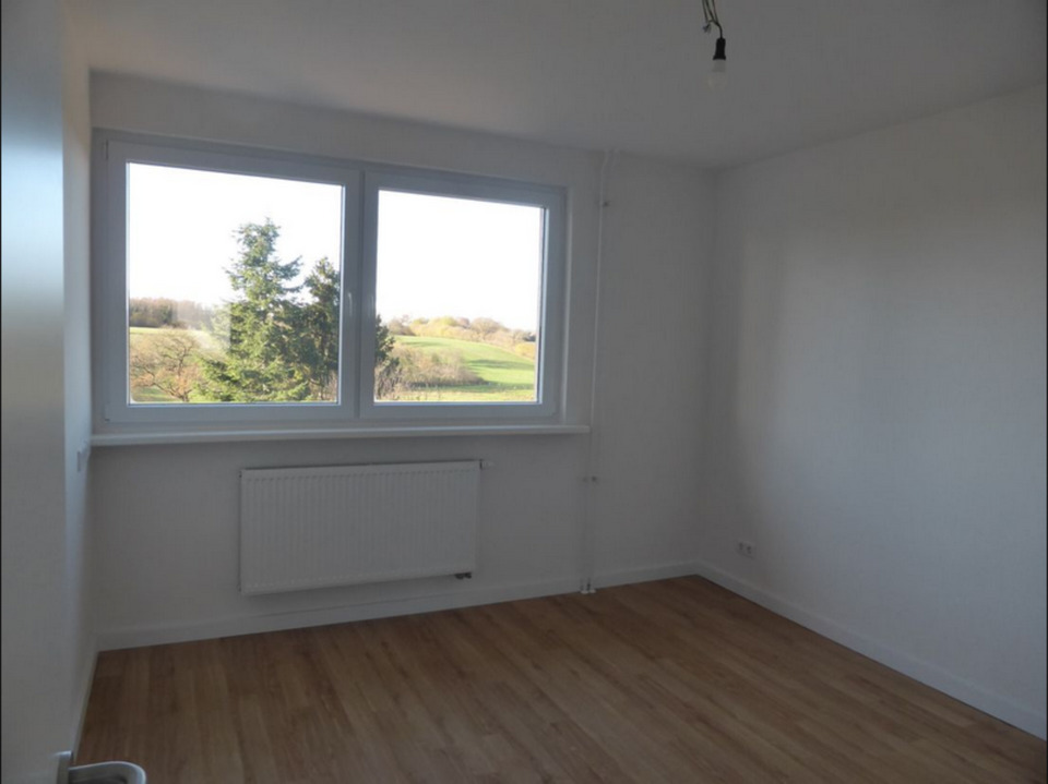 Thumbnail-125 m2 Wohnung (6 Zi.) mit EBK und eigenem Gartenanteil