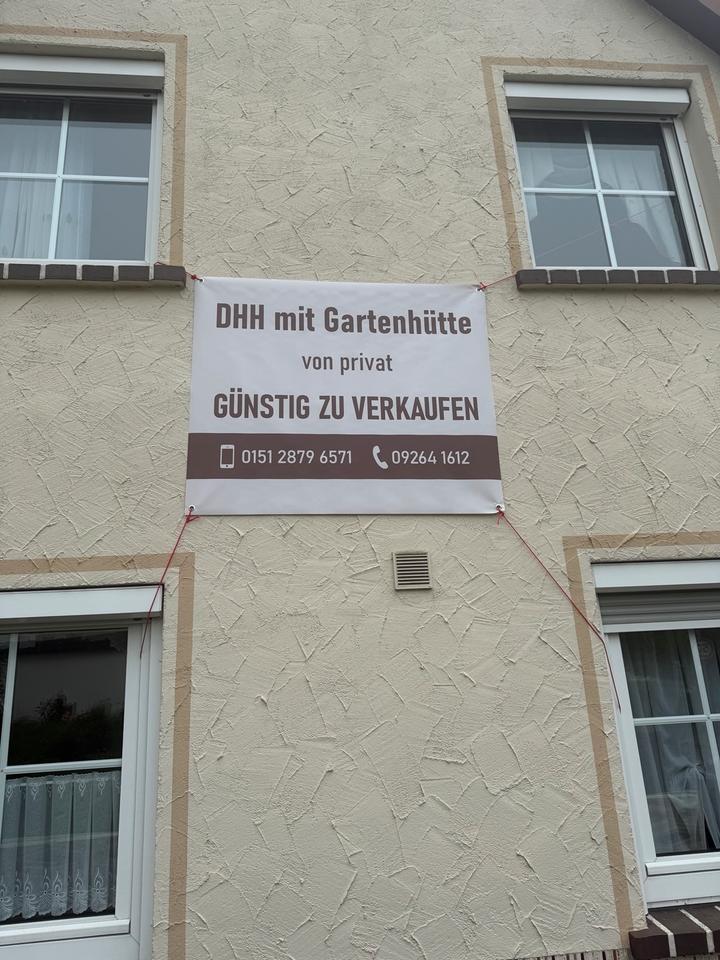 Thumbnail-Doppelhaushälfte mit Gartenhütte