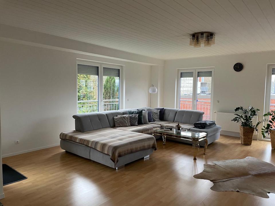 Thumbnail-Großzügige 5-Zimmer Wohnung + inkl. Balkon + Vollbad + Gäste WC