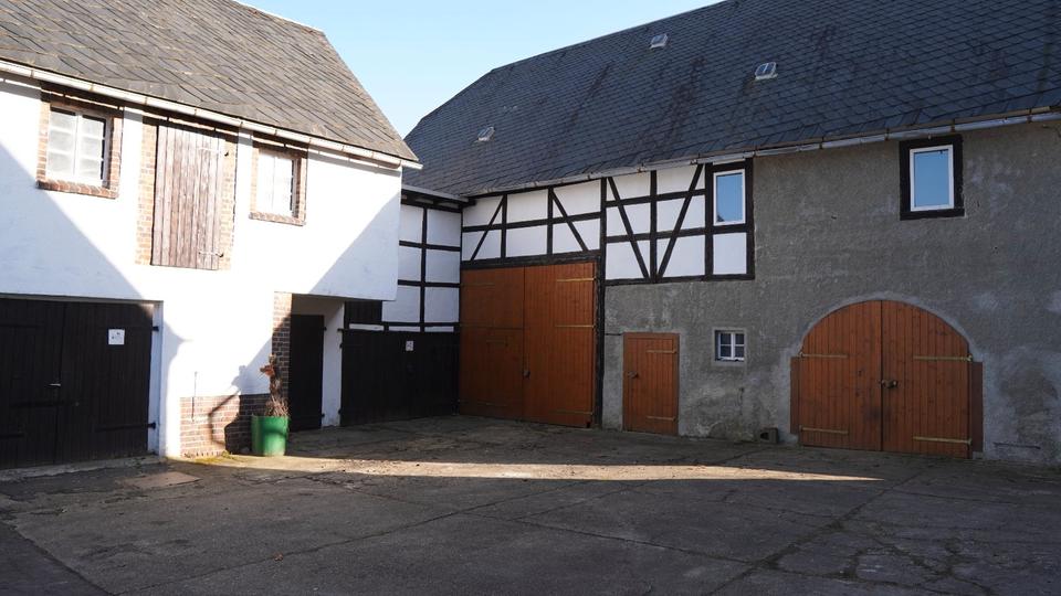 Thumbnail-Großzügiges Einfamilienhaus mit Nebengelass