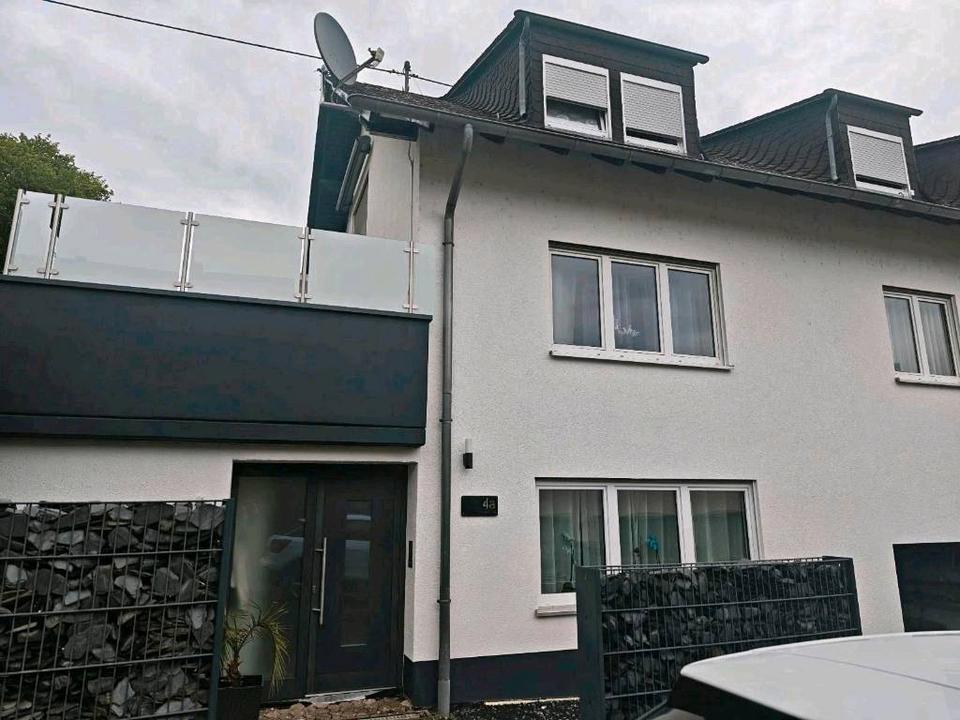 Thumbnail-Charmante Doppelhaushälfte mit großer Terrasse, Balkon und Garage