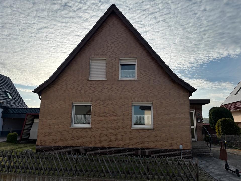 Thumbnail-Ein-Zweifamilienhaus mit großen Garten