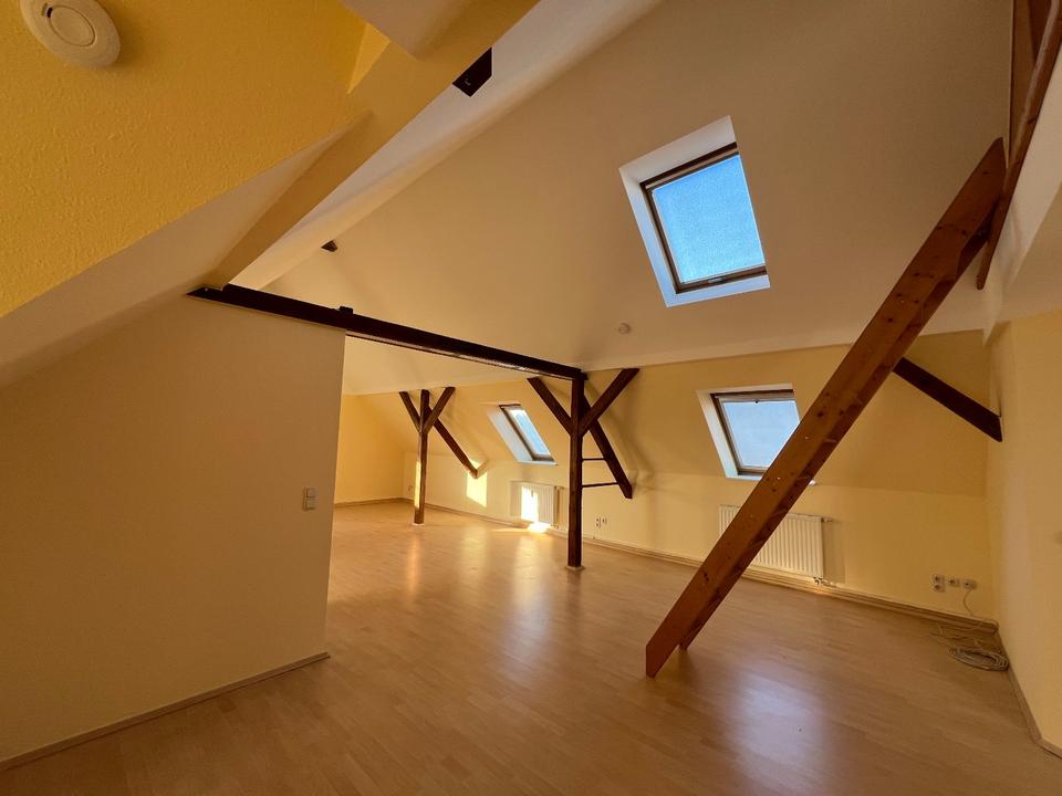 Thumbnail-Stylisches Wohnen mit Weitblick: 3-Raum-Dachgeschosswohnung mit Balkon, in Riesa-Poppitz!