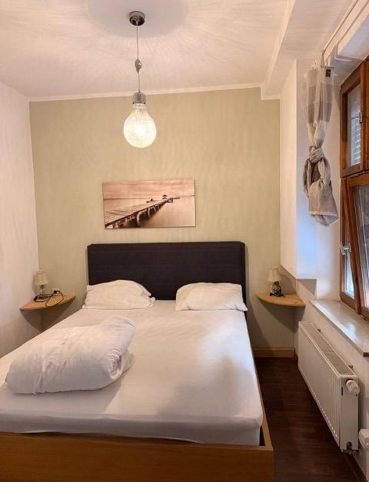 Thumbnail-Mobilierte 1,5- Zimmer Wohnung mit einem Eßtisch und einer Küche