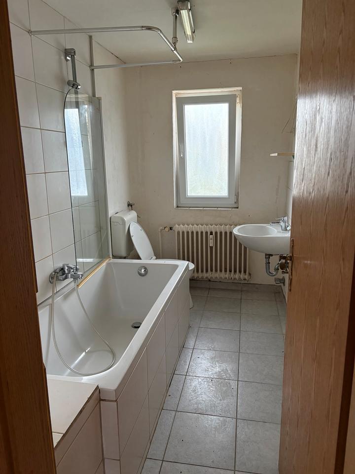 Thumbnail-Wohnung DG 4ZKB mit Balkon renovierungsbedürftig zu vermieten