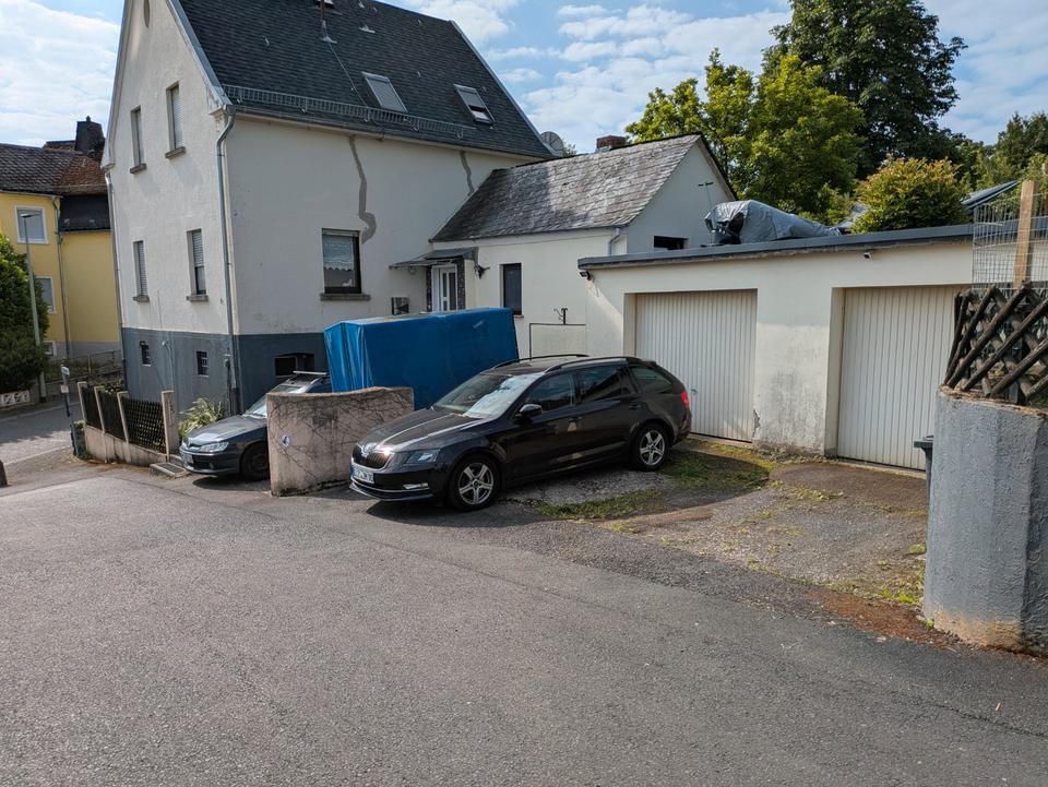 Thumbnail-Freistehendes Einfamilienhaus mit 2 Garagen in Ortsrandlage