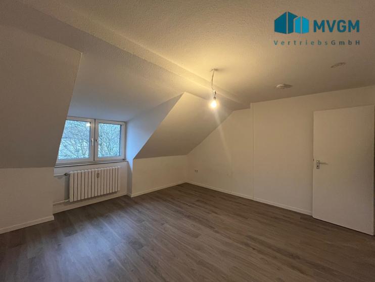 Thumbnail-Renovierte 2 Zimmer Wohnung im Dachgeschoss