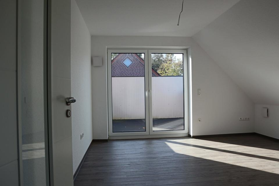 Thumbnail-Moderne 3-Zimmer-Oberwohnung mit Einbauküche, Balkon und Carport – Papenburg Obenende