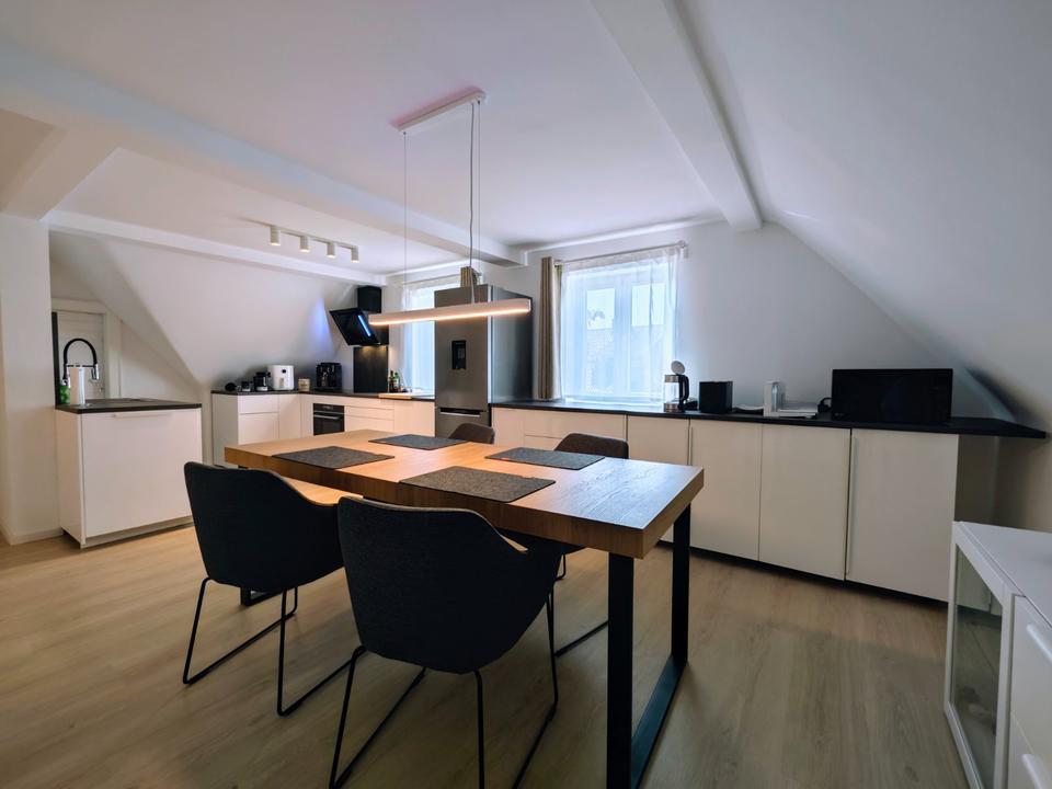 Thumbnail-Moderne, vollmöblierte und kernsanierte DG-Wohnung mit 3 Zimmern