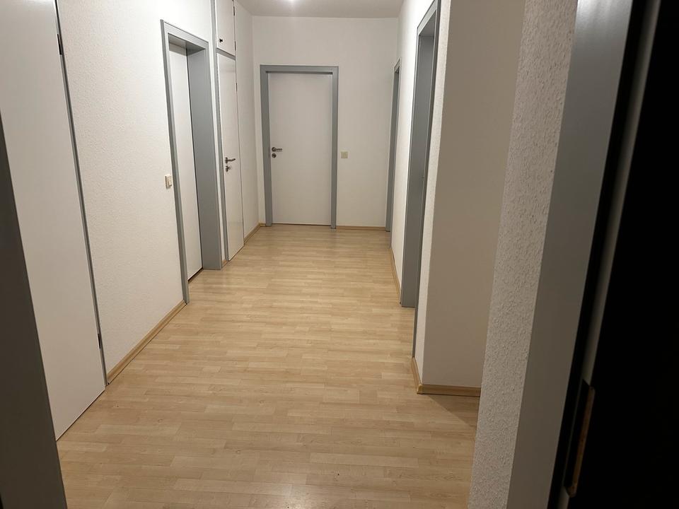 Thumbnail-Wunderschöne helle 3 Zimmer Wohnung + Küche, Bad, Balkon, Garten