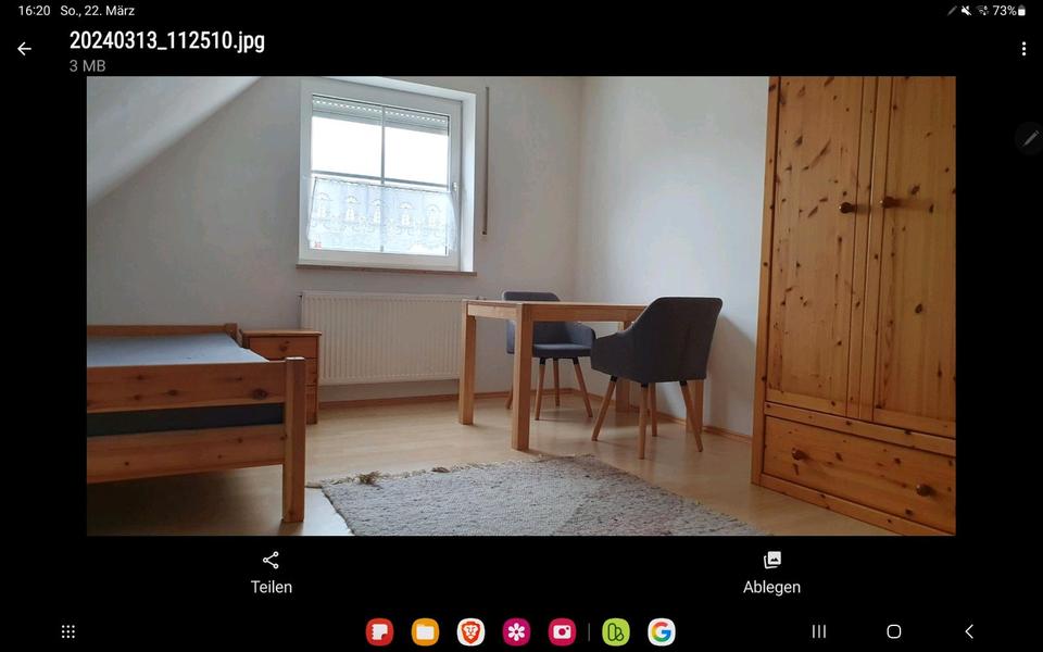 Thumbnail-ruhiges möbliertes Zimmer