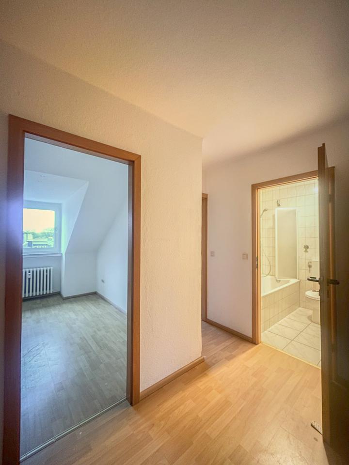 Thumbnail-Nur noch Möbel rein - Gemütliche 4 Zimmer Dachgeschoss Wohnung in Oberhausen zu vermieten