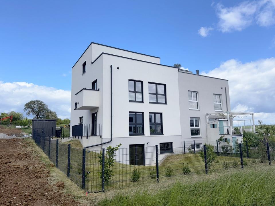 Thumbnail-*PETS ALLOWED IN 2-STORY APPARTMENT* approx. 116 m², 3-room, 2-bed, 1.25-bath, garage, and garden