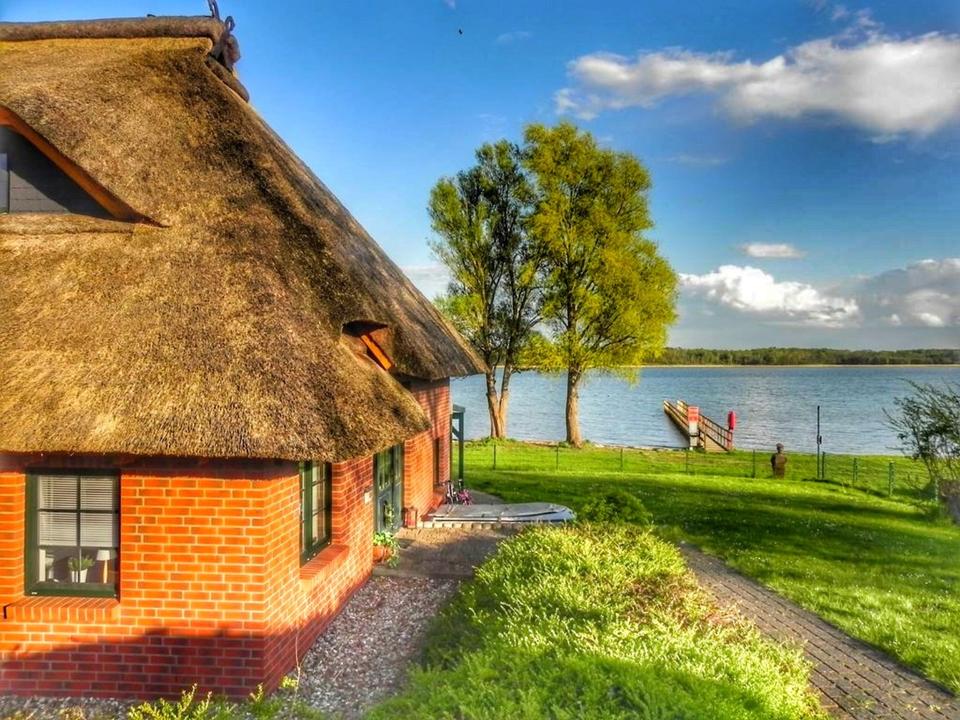 Thumbnail-Oster-Urlaub mit Hund: Ostsee-Reetkate in Alleinlage & Strandnähe, eingezäunter großer Garten, mit Wallbox Ferienhaus Ferienwohnung Lübecker Bucht nahe Fehmarn Heiligenhafen Last Minute Angebot