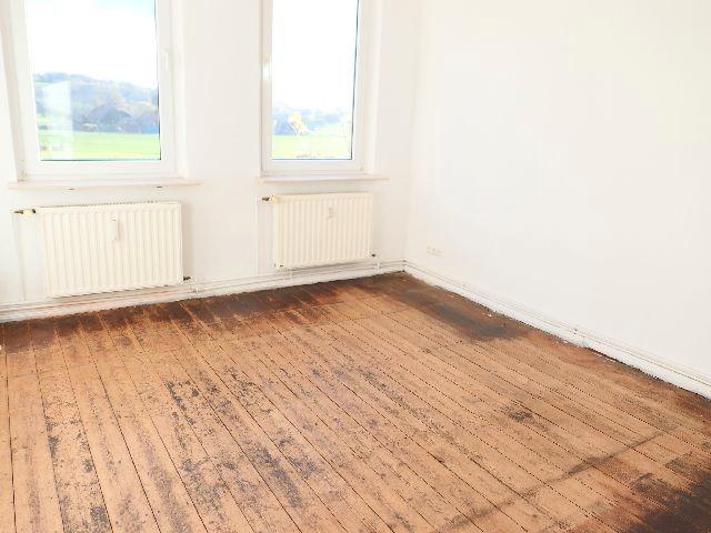 Thumbnail-Sehr dörflich liegende große helle 3 Zi.-Whg. mit Dusch-Badewanne, Garten und Kfz.-Stell-Plätzen!