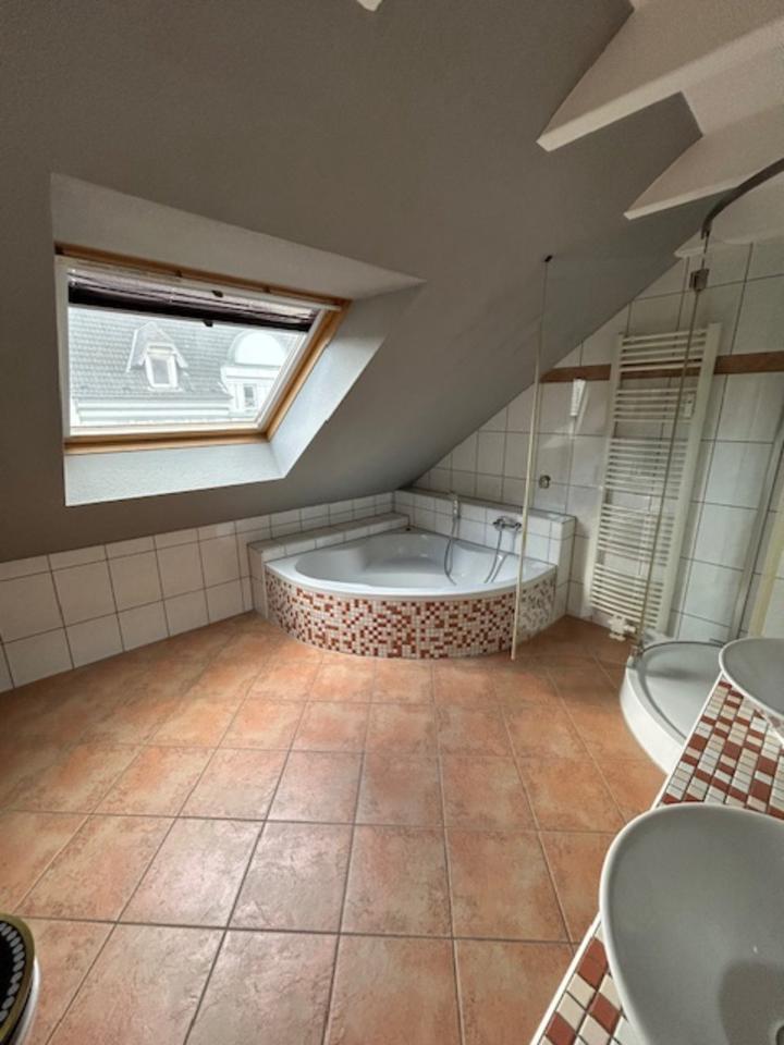 Thumbnail-Helle 2-Zimmer-Dachgeschosswohnung mit Balkon – 65 m² – Duisburg-