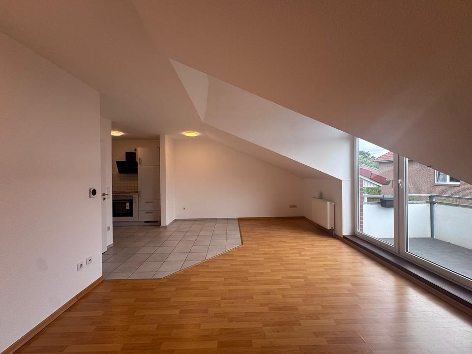 Thumbnail-Komplett renovierte 3 Zimmer DG-Wohnung zu vermieten