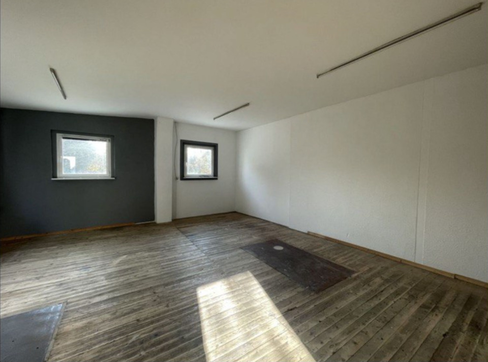 Thumbnail-Atelier Werkstatt mit großem überdachtem Lagerraum