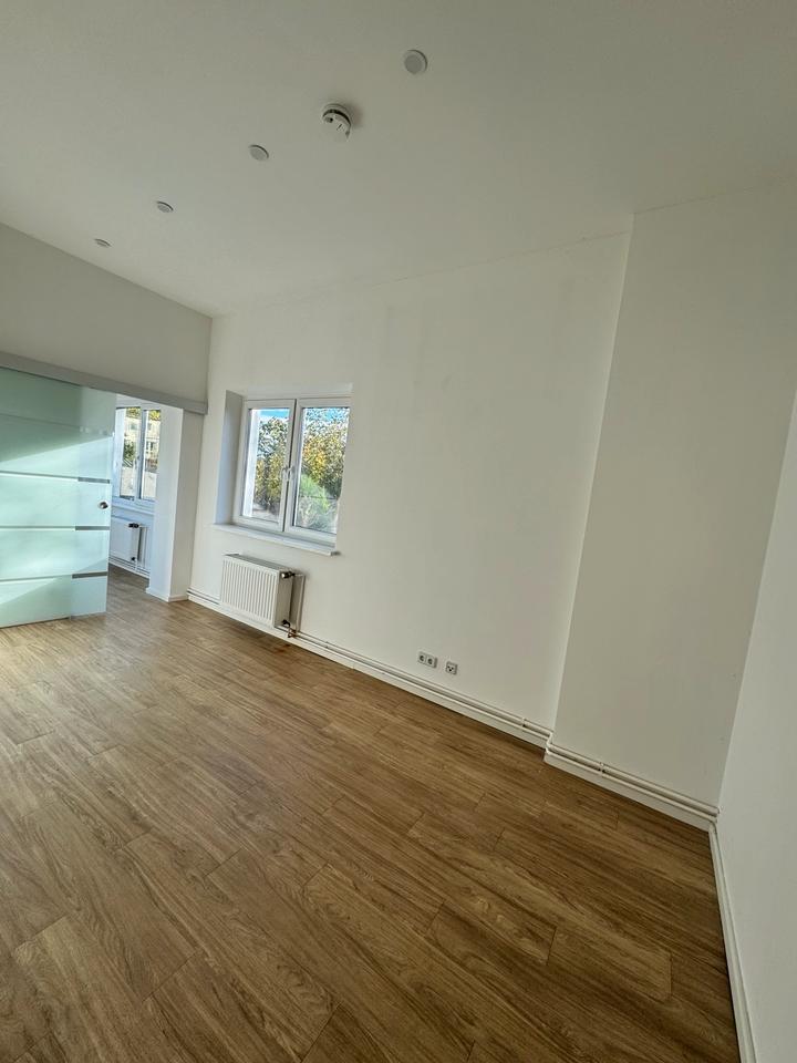 Thumbnail-Schöne Dreizimmerwohnung mit Wintergarten und großer Garage