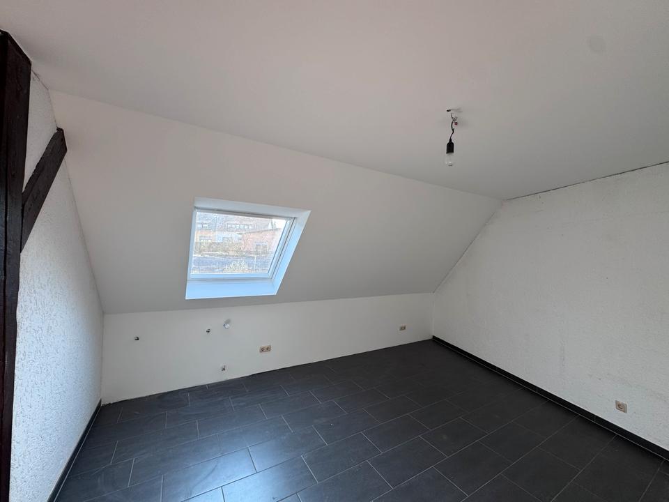 Thumbnail-4 ZKB Dachgeschosswohnung mit Einbauküche