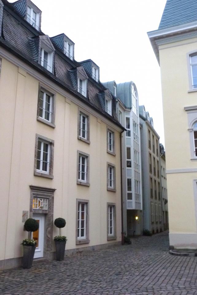 Thumbnail-CARLSTADT, 2 Zi.-Whg. VOLL MÖBLIERT, BÜRO, MARMOR-BÄDER, GÄSTE-DUSCHBAD, LOGGIABALKON und AUFZUG !