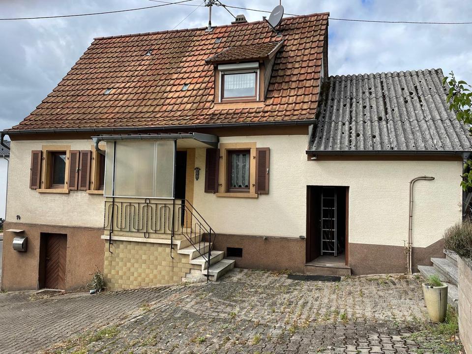 Thumbnail-Einfamilienhaus mit Carport - sanierungsbedürftig