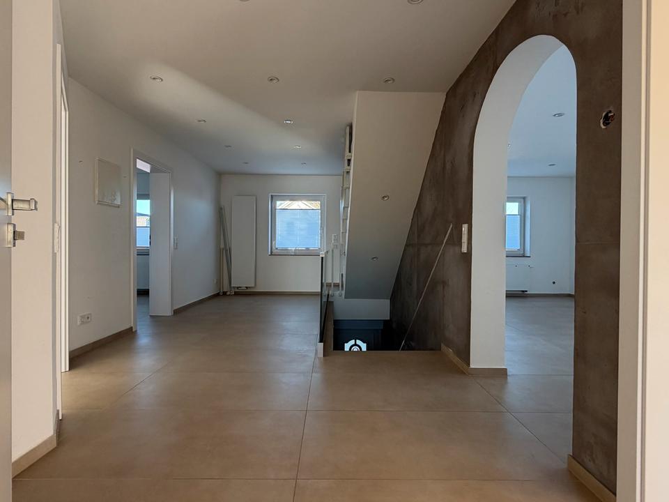 Thumbnail-Hennef-Warth: Große Wohnung mit Gartenanteil zu Vermieten