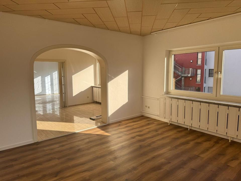 Thumbnail-Großzügige 4 Zimmer Wohnung mit offenem Wohn-Essbereich