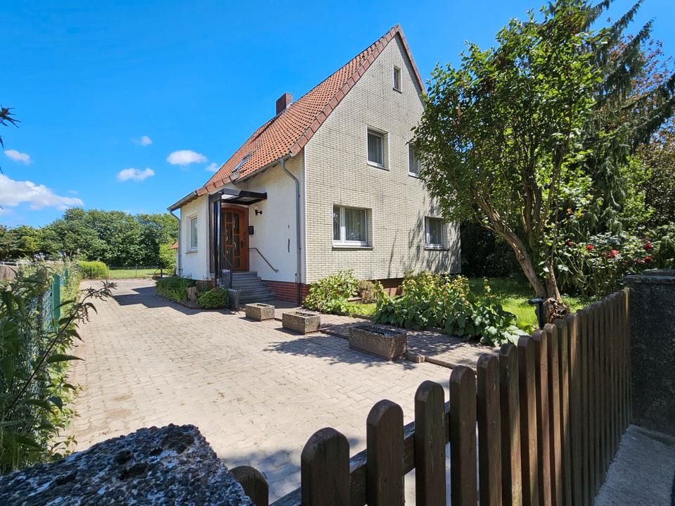 Thumbnail-Ein-Zweifamilienhaus mit Nebengebäude von privat in Völksen