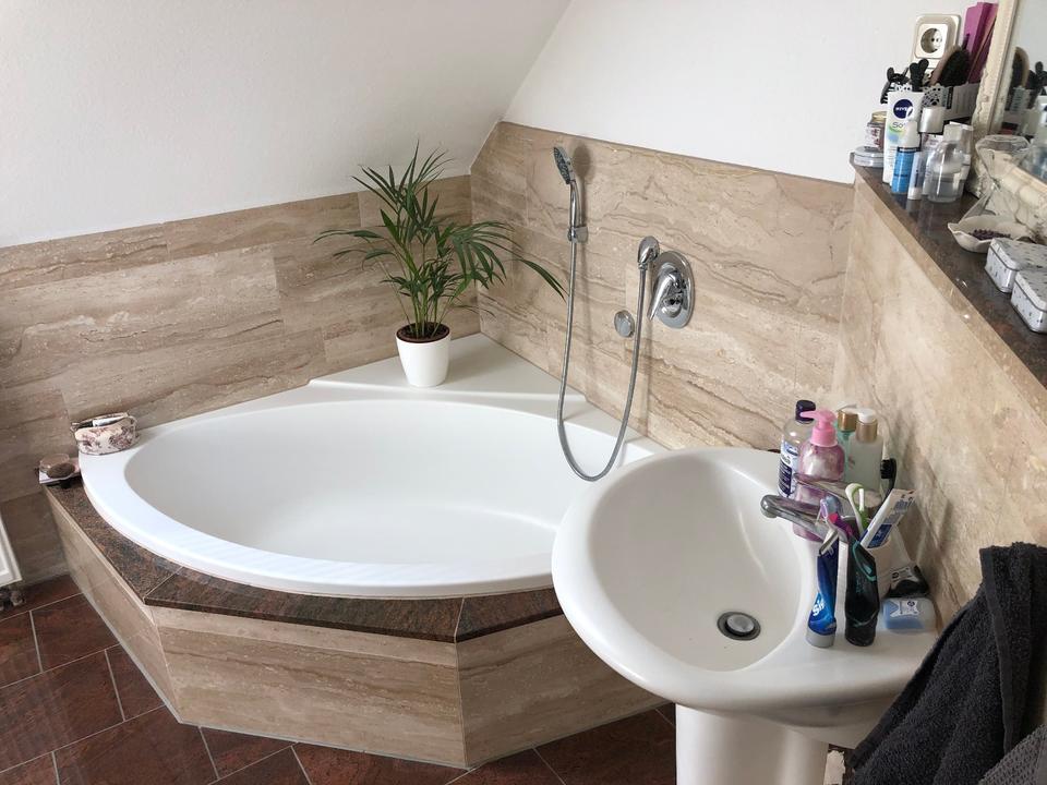 Thumbnail-Helle, hochw. 2-Zim-DG-Whg mit Einbauk. in ruh. Lage (50m²1.OG)