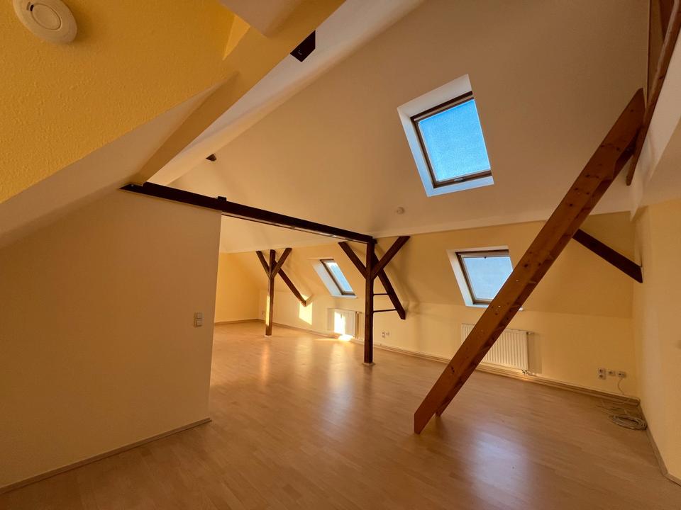 Thumbnail-Stylisches Wohnen mit Weitblick: 3-Raum-Dachgeschosswohnung mit Balkon, in Riesa-Poppitz!