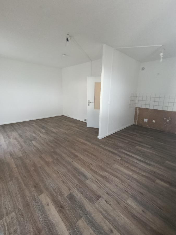 Thumbnail-4-Raum-Wohnung mit Badewanne und Balkon, frisch gestrichen und mit neuem Bodenbelag