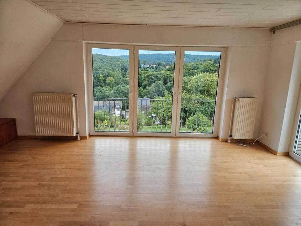 Thumbnail-Gepflegte 4-Zimmer DG-Wohnung mit Süd-Balkon und toller Aussicht