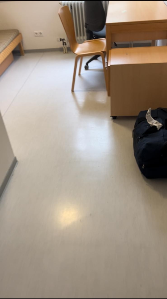 Thumbnail-Helles Zimmer mit angrenzender Küche und Toilette