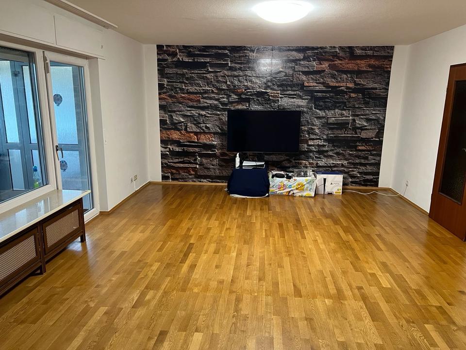 Thumbnail-Großzügige EG- Wohnung mit Wintergarten, Balkon & Garage