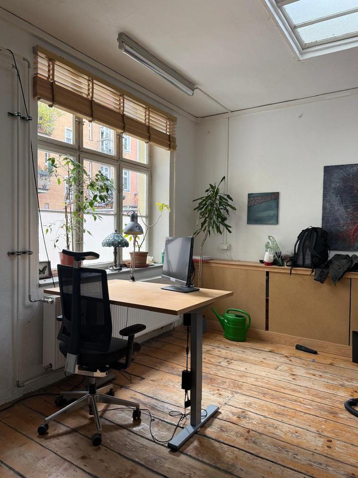 Thumbnail-Schreibtisch-Büroplatz in kreativem Atelier in München-Neuhausen