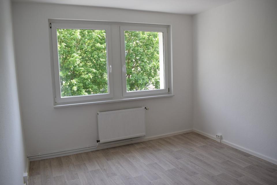 Thumbnail-Modernes Zuhause im Grünen: Renovierte Erdgeschosswohnung mit Fensterbad und Badewanne