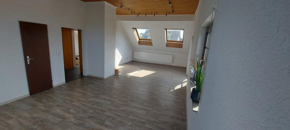 Thumbnail-Schöne, helle 3-Zimmer-Dachgeschosswohnung mit EBK in Höpfingen