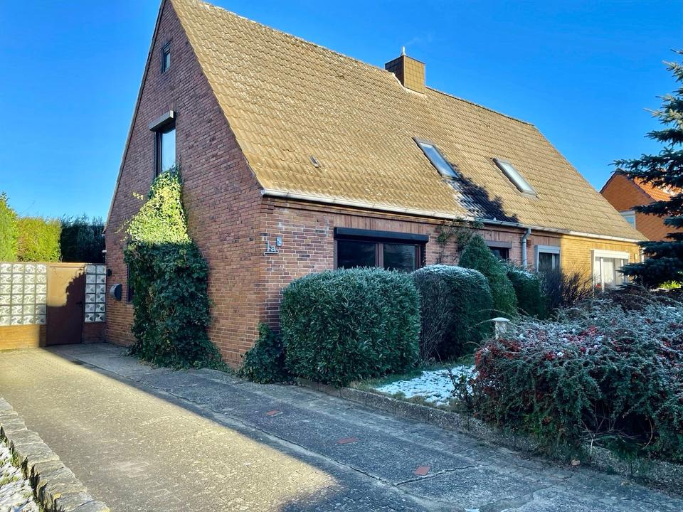 Thumbnail-Charmante Doppelhaushälfte mit Potenzial und Wohfühlgarten