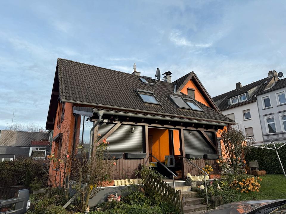 Thumbnail-Modernes freistehendes Haus mit Garten, Stellplätzen, zentral