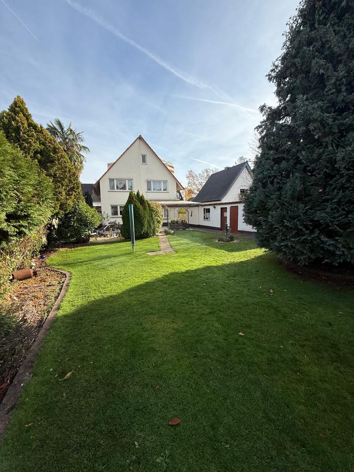 Thumbnail-Geräumiges Zweifamilienhaus mit 4 Zimmern, 2 Garagen und einem großen Garten in Lampertheim