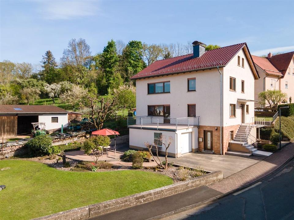 Thumbnail-Großzügige Obergeschosswohnung mit Balkon, Dachgeschosszimmer und Kelleranteil – Ruhe und Komfort in Ringgau-Lüderbach“