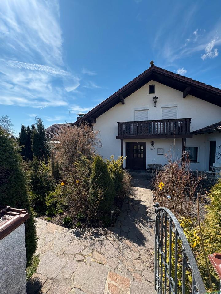 Thumbnail-Großes Einfamilienhaus mit Anbauten, Garten, Nebengebäude, Bach