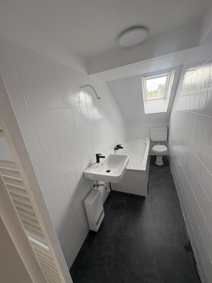 Thumbnail-Frisch renovierte 4-Zimmer-Dachgeschosswohnung mit Einbauküche