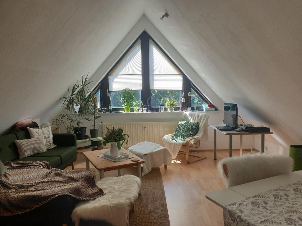 Thumbnail-schöne Dachgeschosswohnung mit zwei Zimmern und Einbauküche