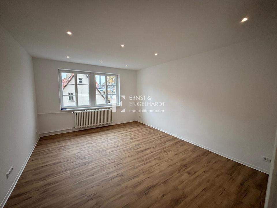 Thumbnail-Frisch renovierte, lichtdurchflutete 2-Zimmer-Wohnung mit Dachterrasse in zentraler Lage (2. OG)